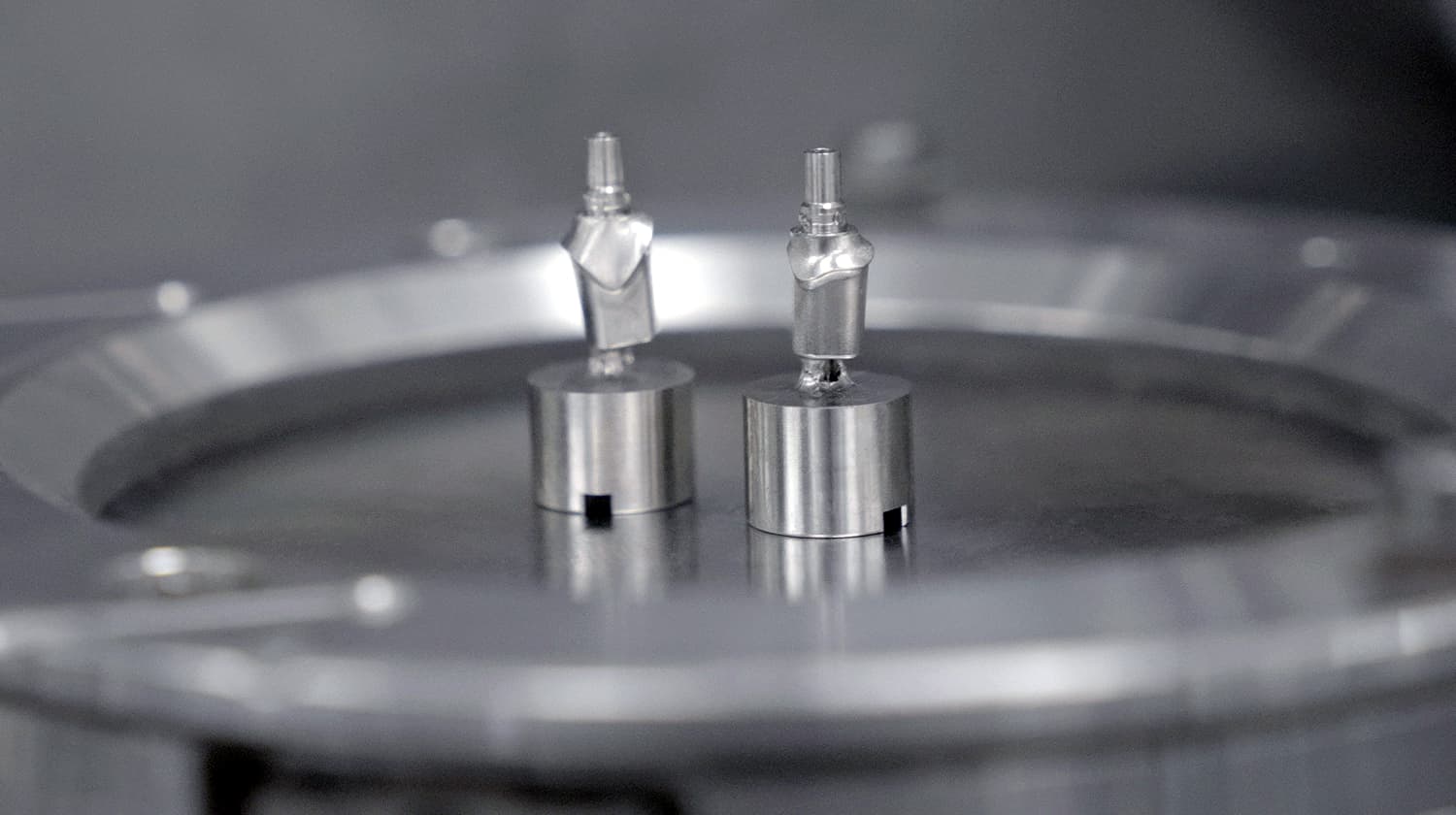 Zwei hochpräzise gefertigte Titan-Abutments (Implantat-Aufbauten) für den Einsatz in der Implantologie. Fertiggestellt mittels CAD/CAM-Technologie im CCDE Dentallabor Mönchengladbach.