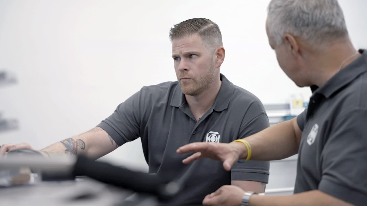 Zwei erfahrene Zahntechniker von CCDE Mönchengladbach im fachlichen Austausch über Dentalprodukte. Know-how und Beratung im modernen Dentallabor.